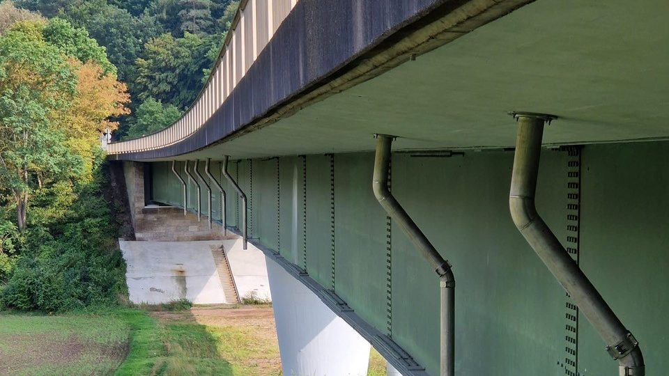 Brückenentwässerung aus GFK und Edelstahl